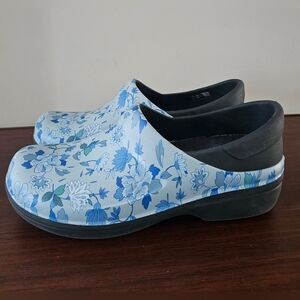 CROCS Neira Pro ll Women's Blue Floral Slip On Clogs, Shoes